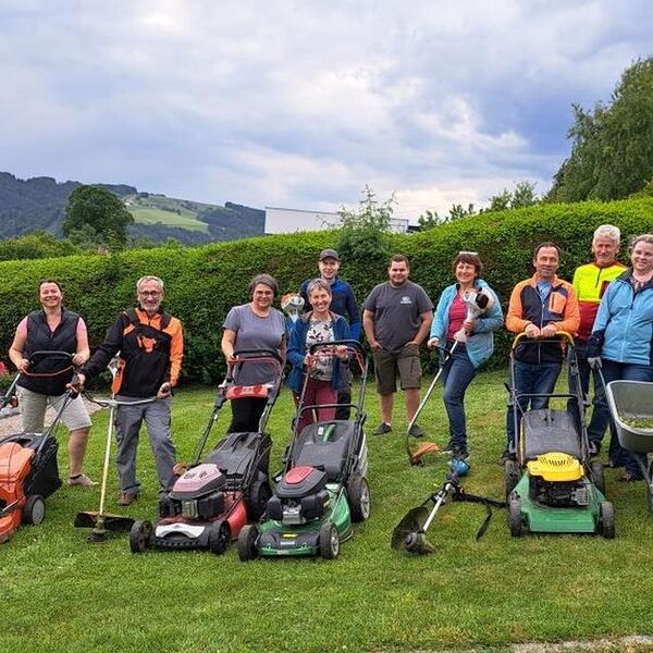 Pflege der Grünanlagen / ©Bild für die Pfarrgemeinde Haibach ob der Donau/Max Kaltseis