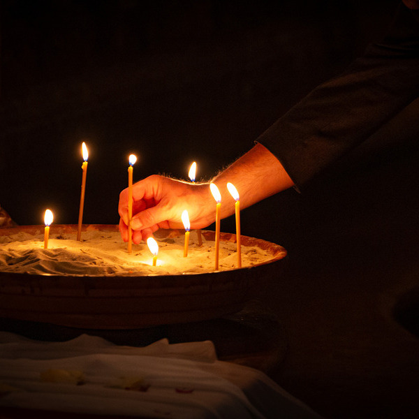 Die barmherzige Liebe Gottes erfahren, inspiriert durch das Anzünden einer Kerze.